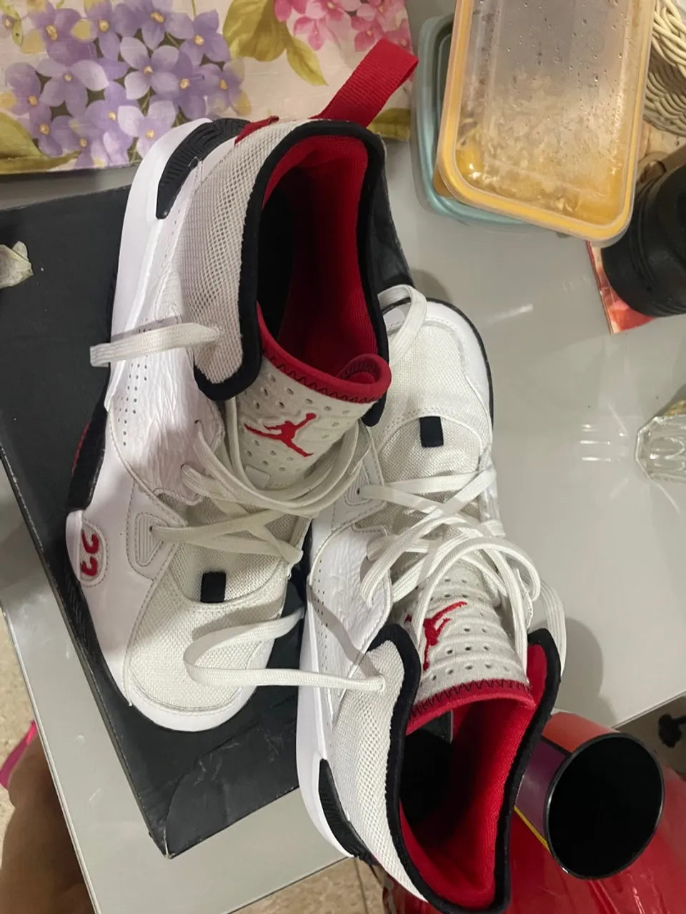 Tênis Jordan Branco e Vermelho