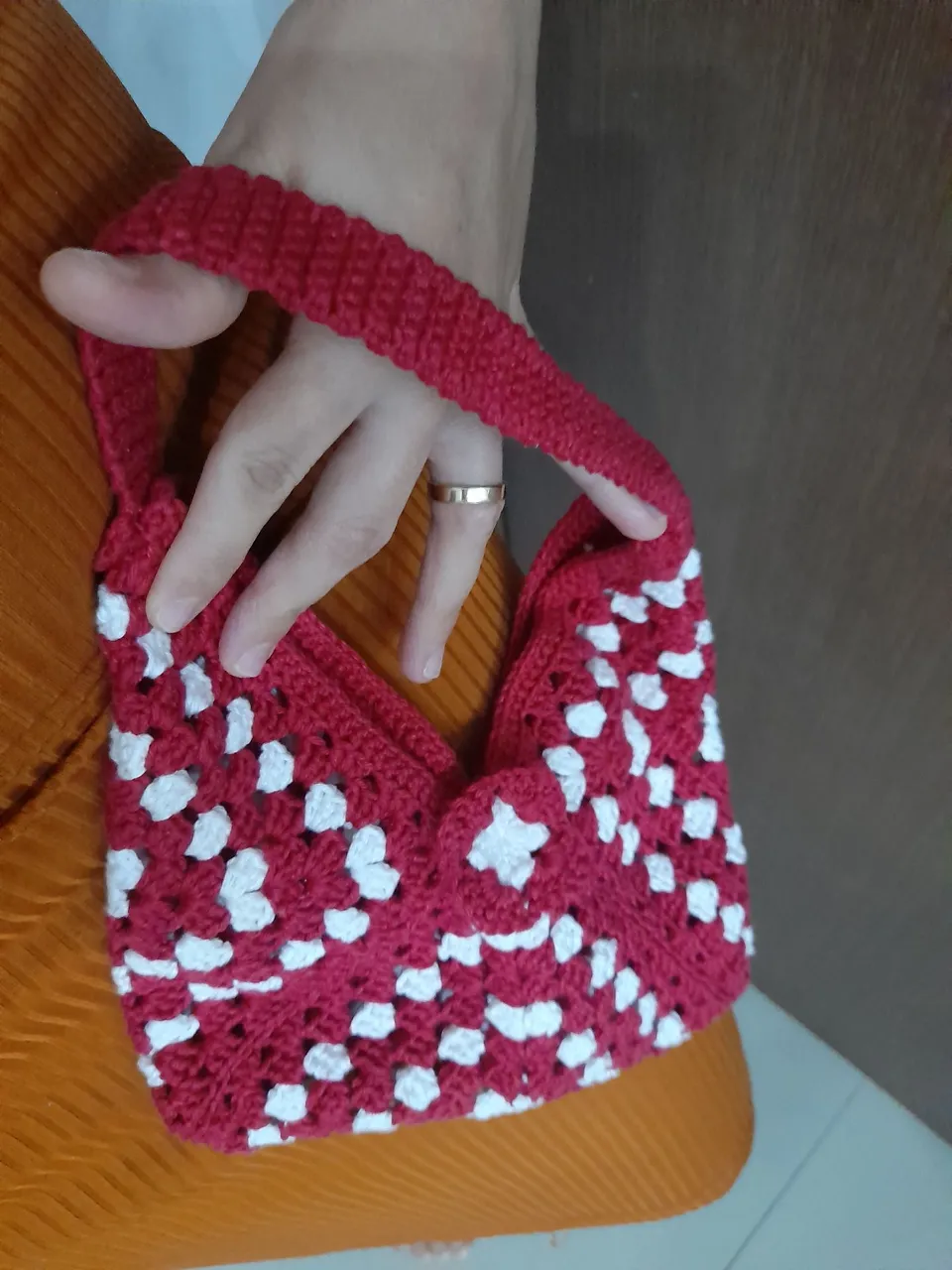 Bolsa de crochê artesanal vermelha e branca