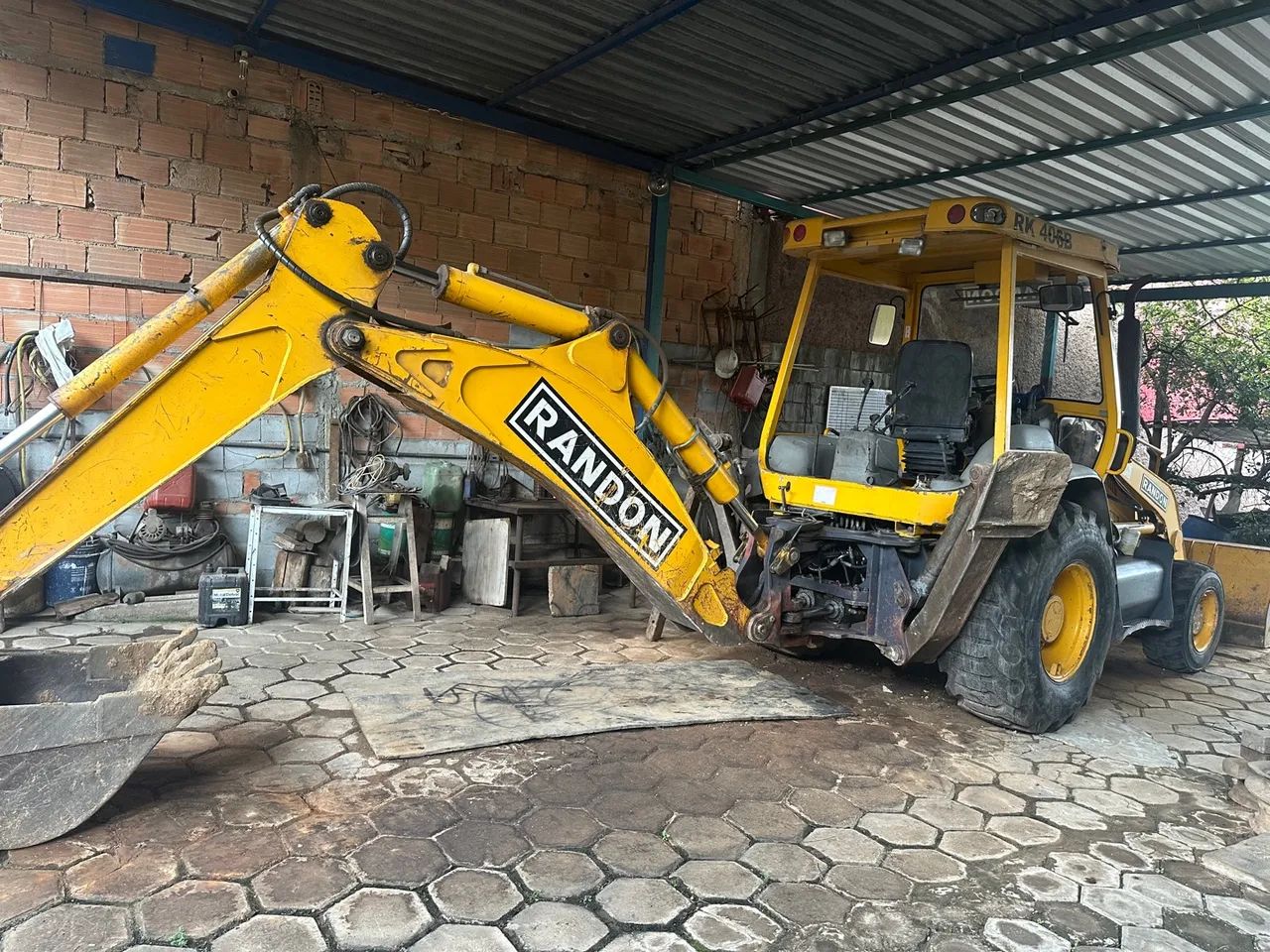 Retroescavadeira Randon 4x4 ano 2008 único dono 