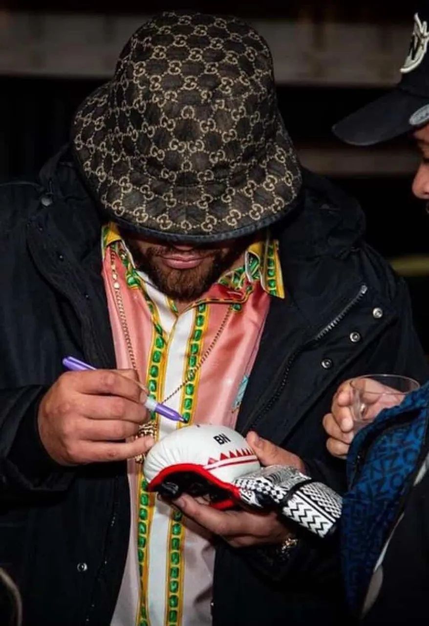 Luva autografada Adesanya UFC - Foto 6