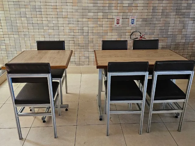 Mesa quadrada com 2 cadeiras - restaurante