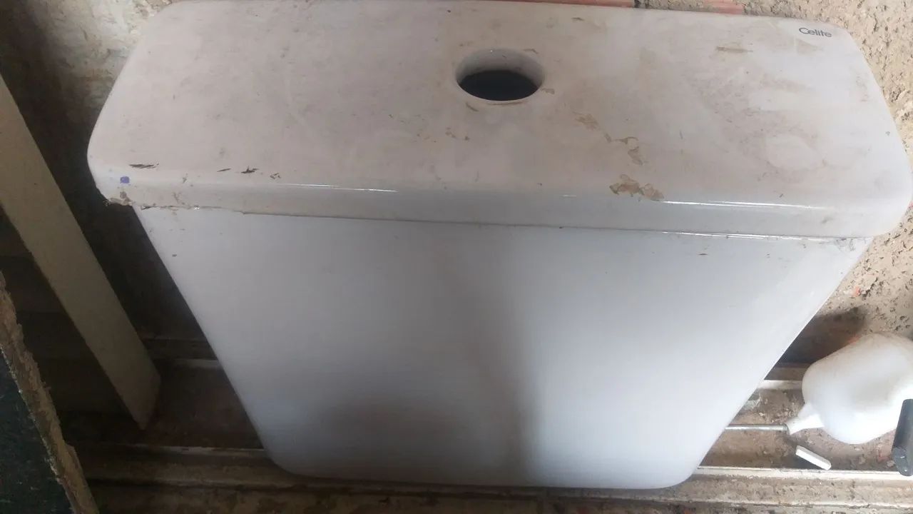 ESTOU VENDENDO CX PARA VASOACOPLADO.. 50 REAIS ..COM TAMPA SEM REPARO..