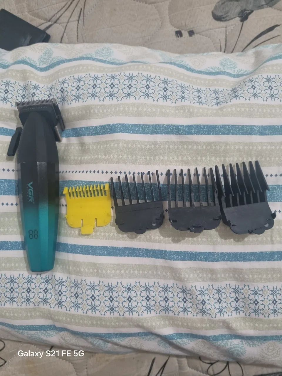 Máquina de cabelo VGR preta com verde , inclui pentes do 1 ao 4 ( sem os de disfarce ) 