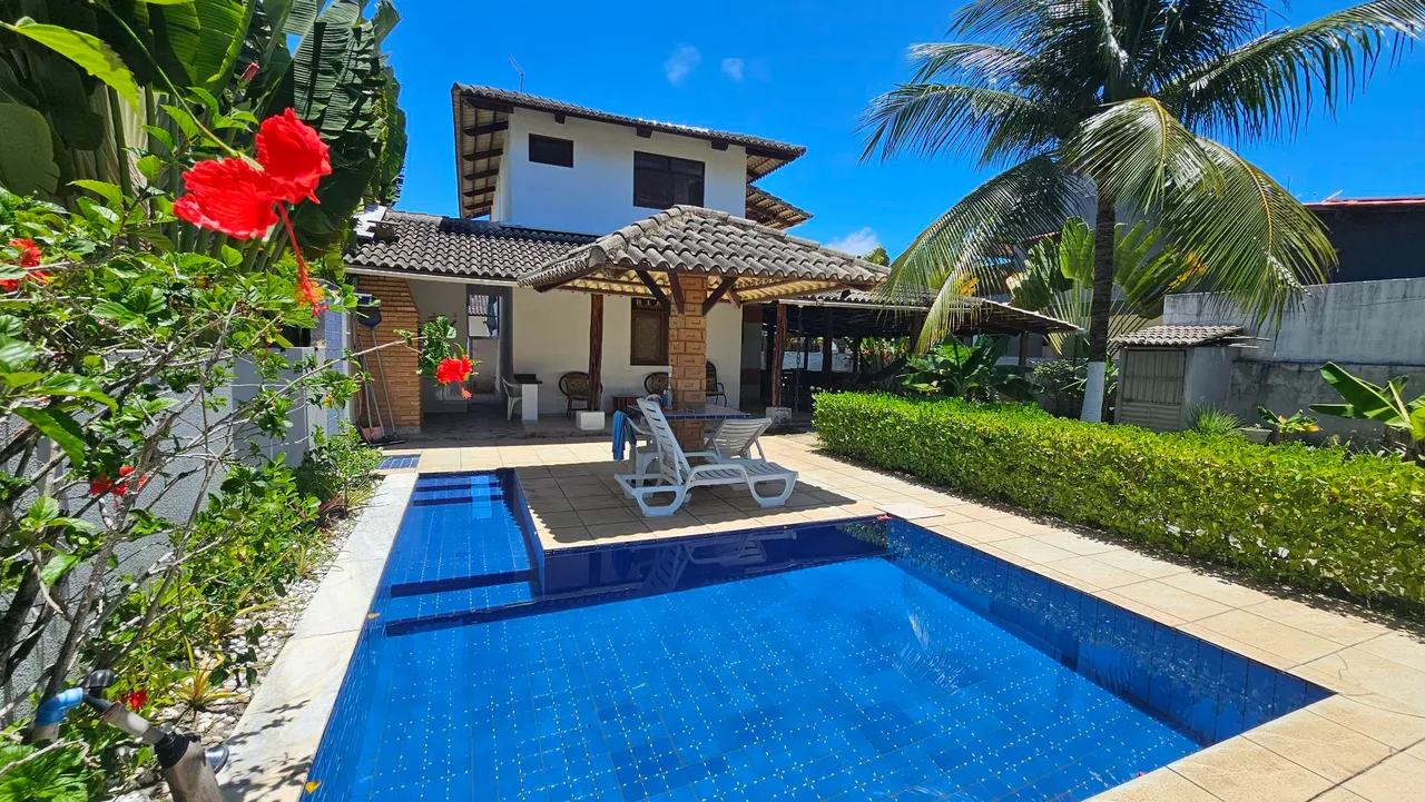 Casa com piscina em condomínio fechado