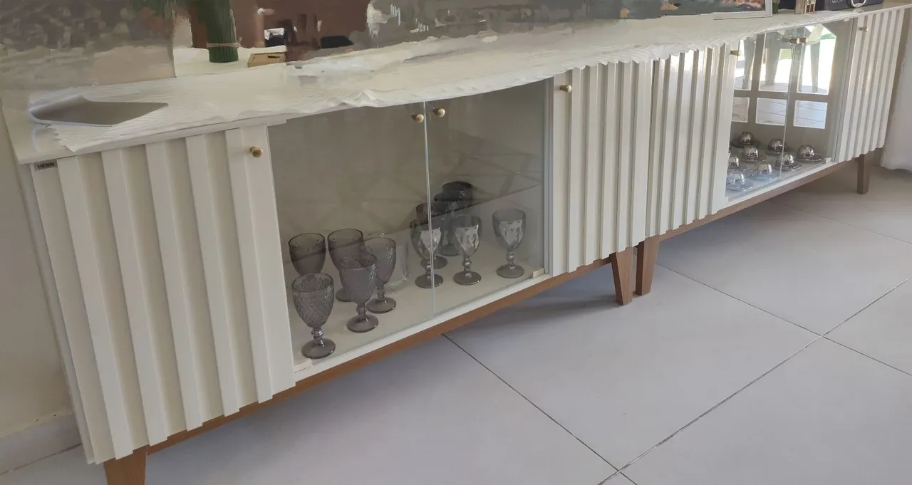 Aparador Buffet Moderno com Vidro e Design Elegante