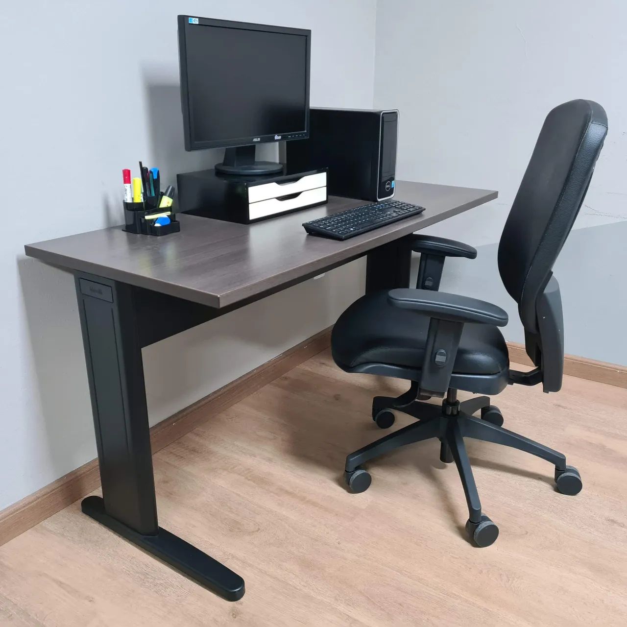 Mesa de escritório reta