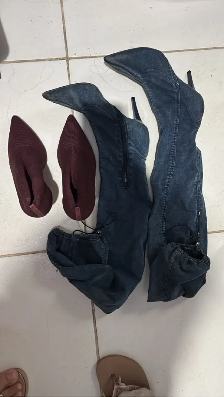 Botas jeans over the knee e sapatilhas
