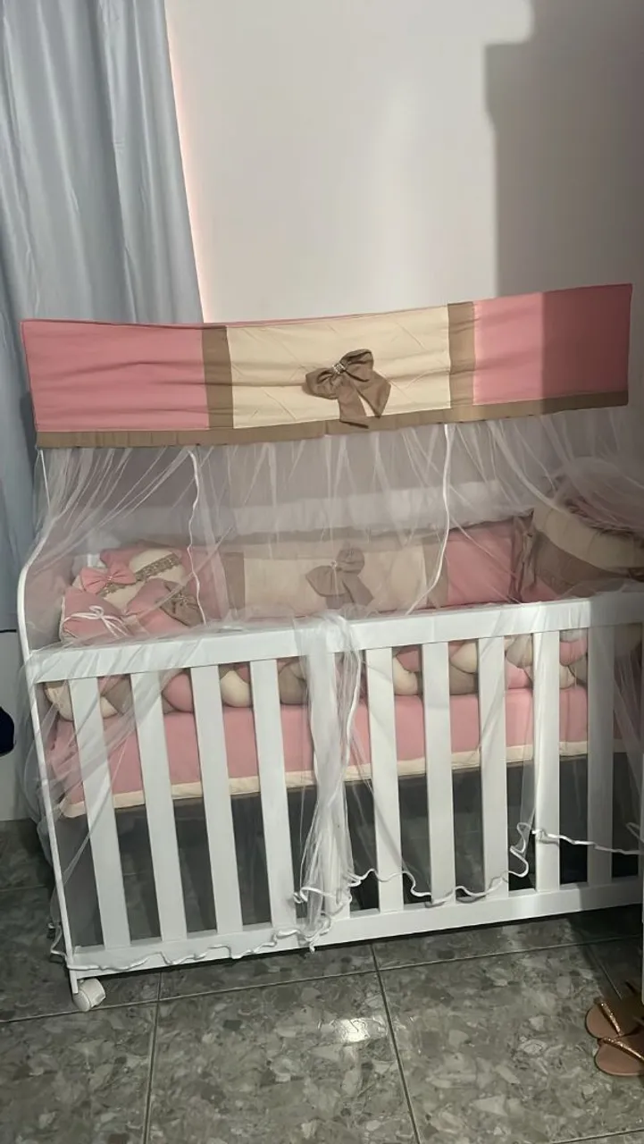 Berço de bebê com mosquiteiro e detalhes charmosos