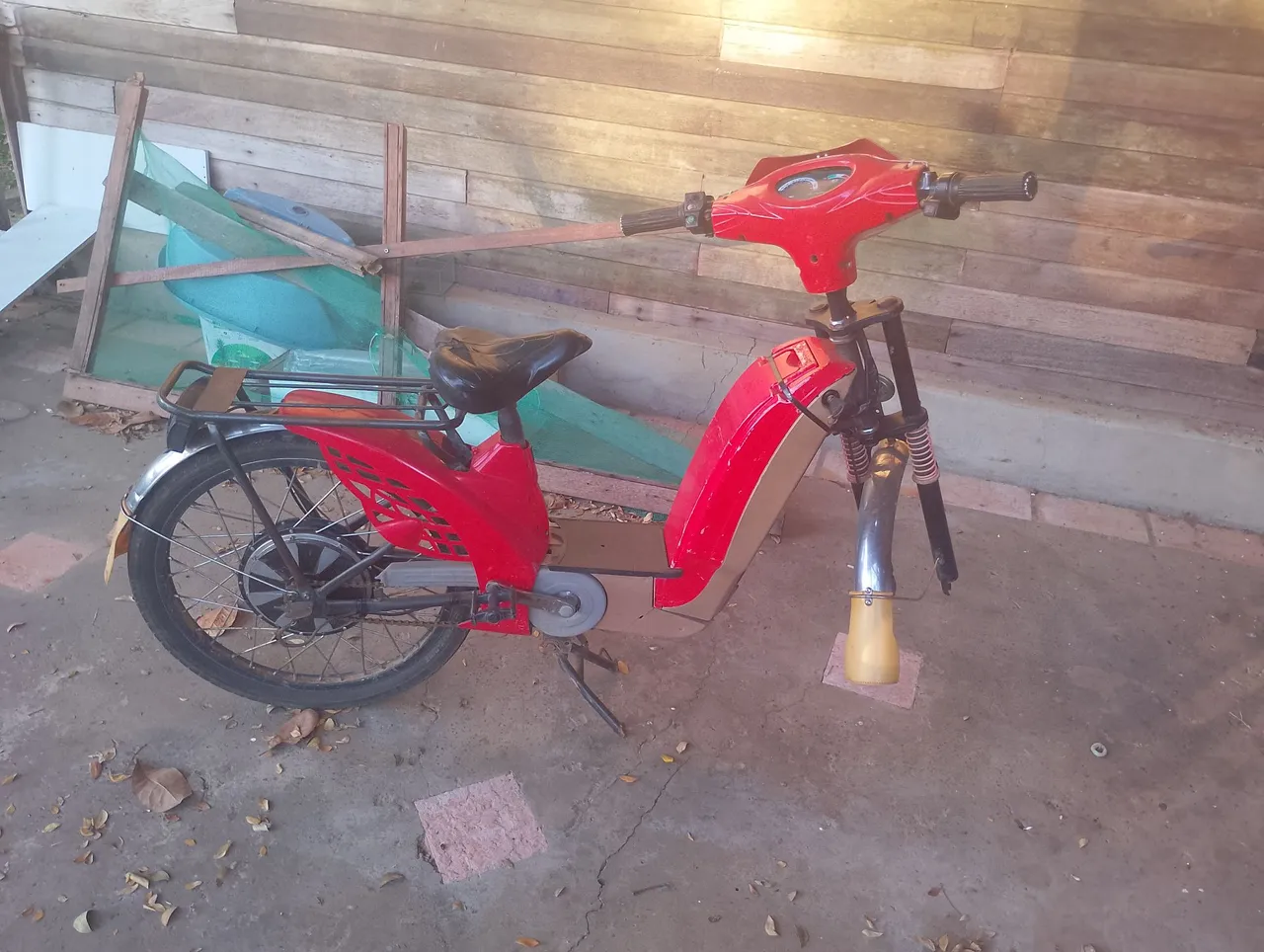 Bicicleta Elétrica Retrô Vermelha