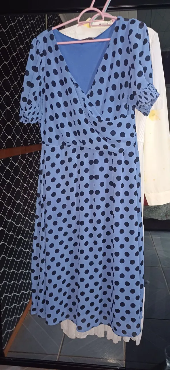 Vestido azul com poá