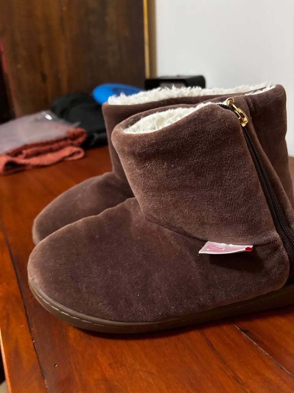 Bota estilo pantufa marrons com forro de lã e solado 36 - Foto 4