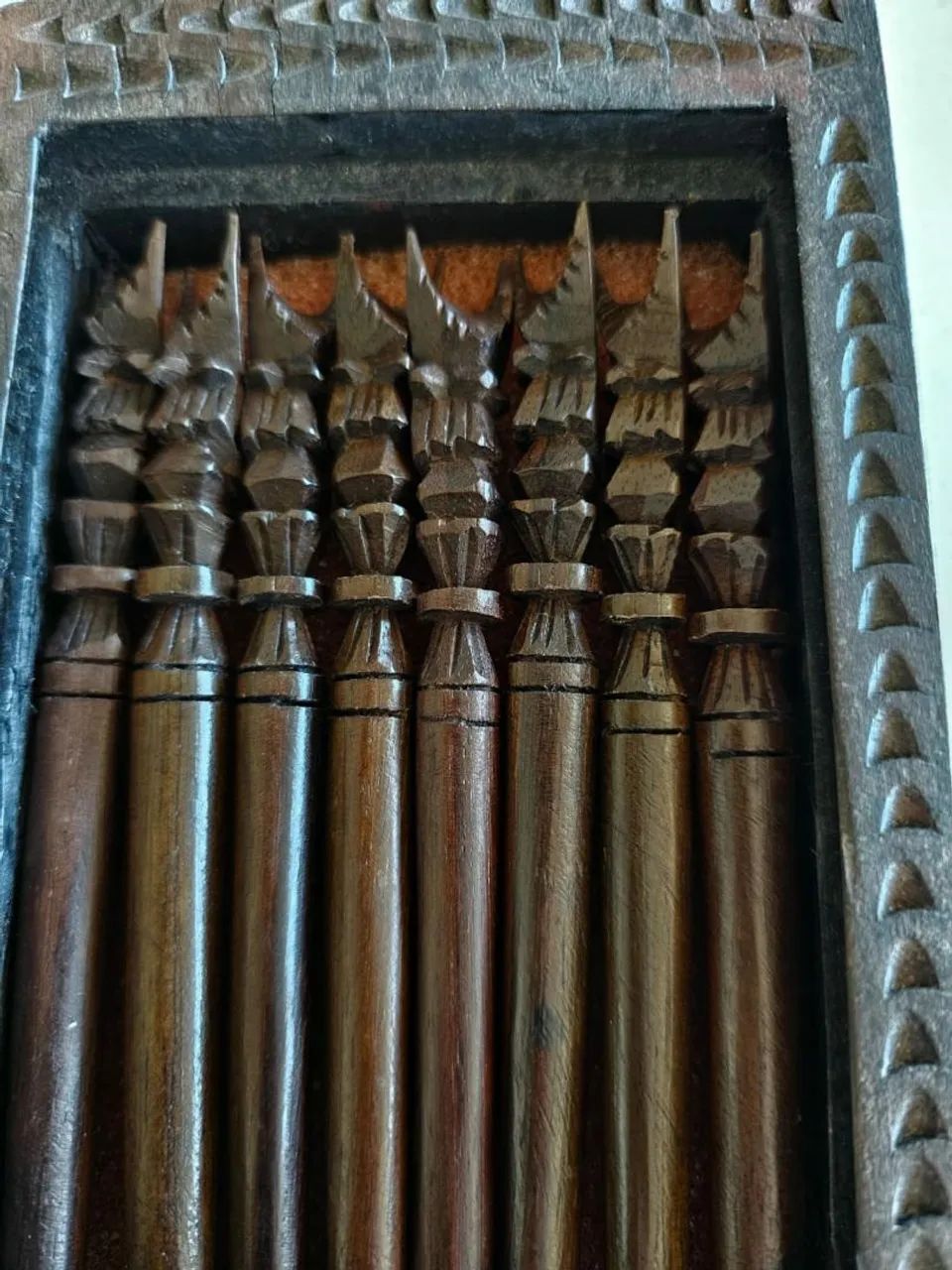 Caixa de madeira entalhada com 8 hashi - Foto 5