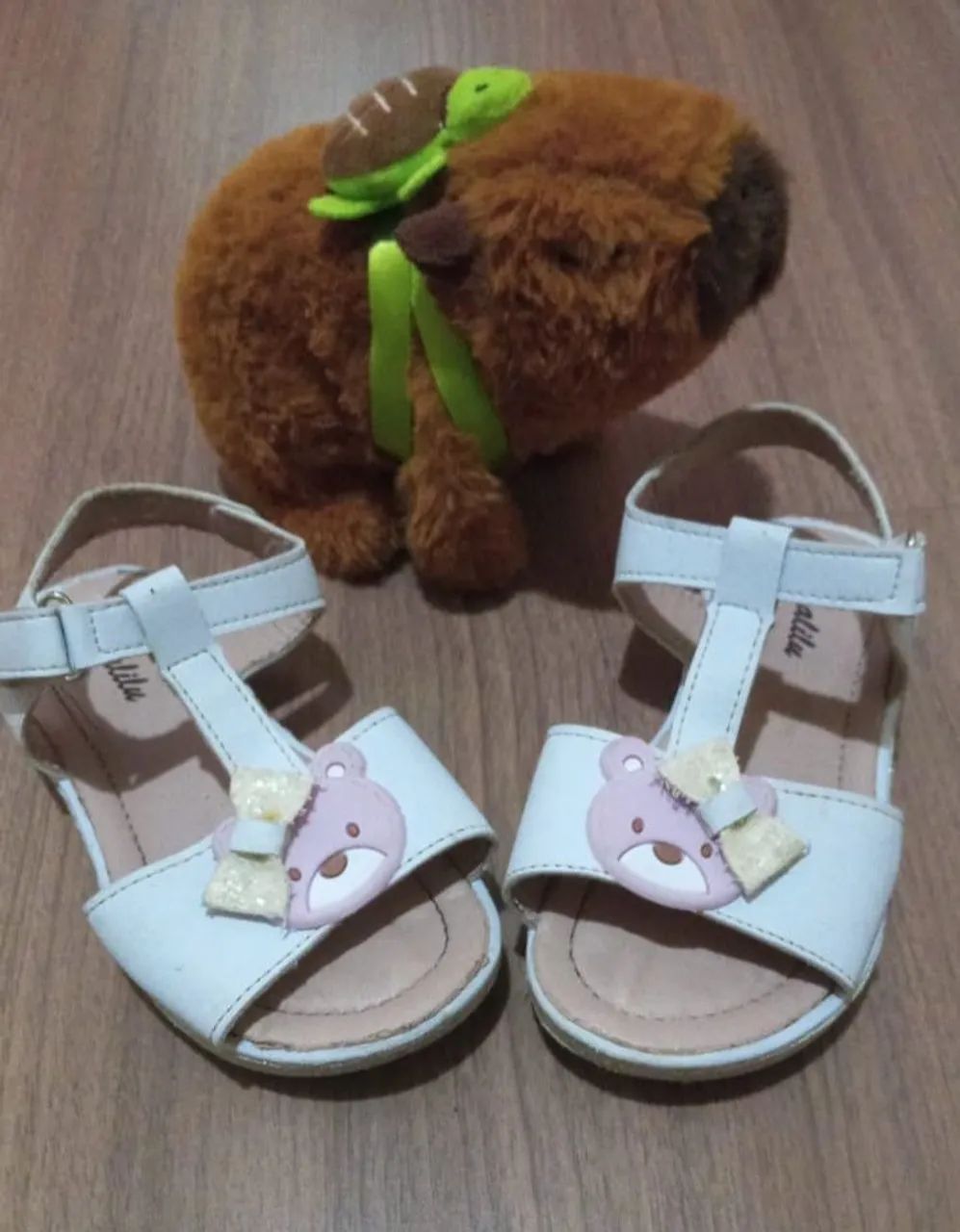 Sandálias infantis com detalhe de urso