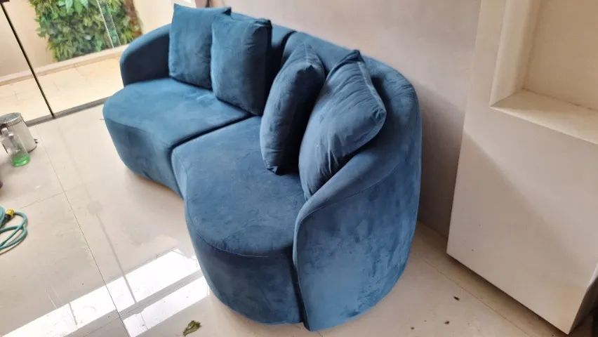 Sofá curvado em suede azul com almofadas - Foto 5
