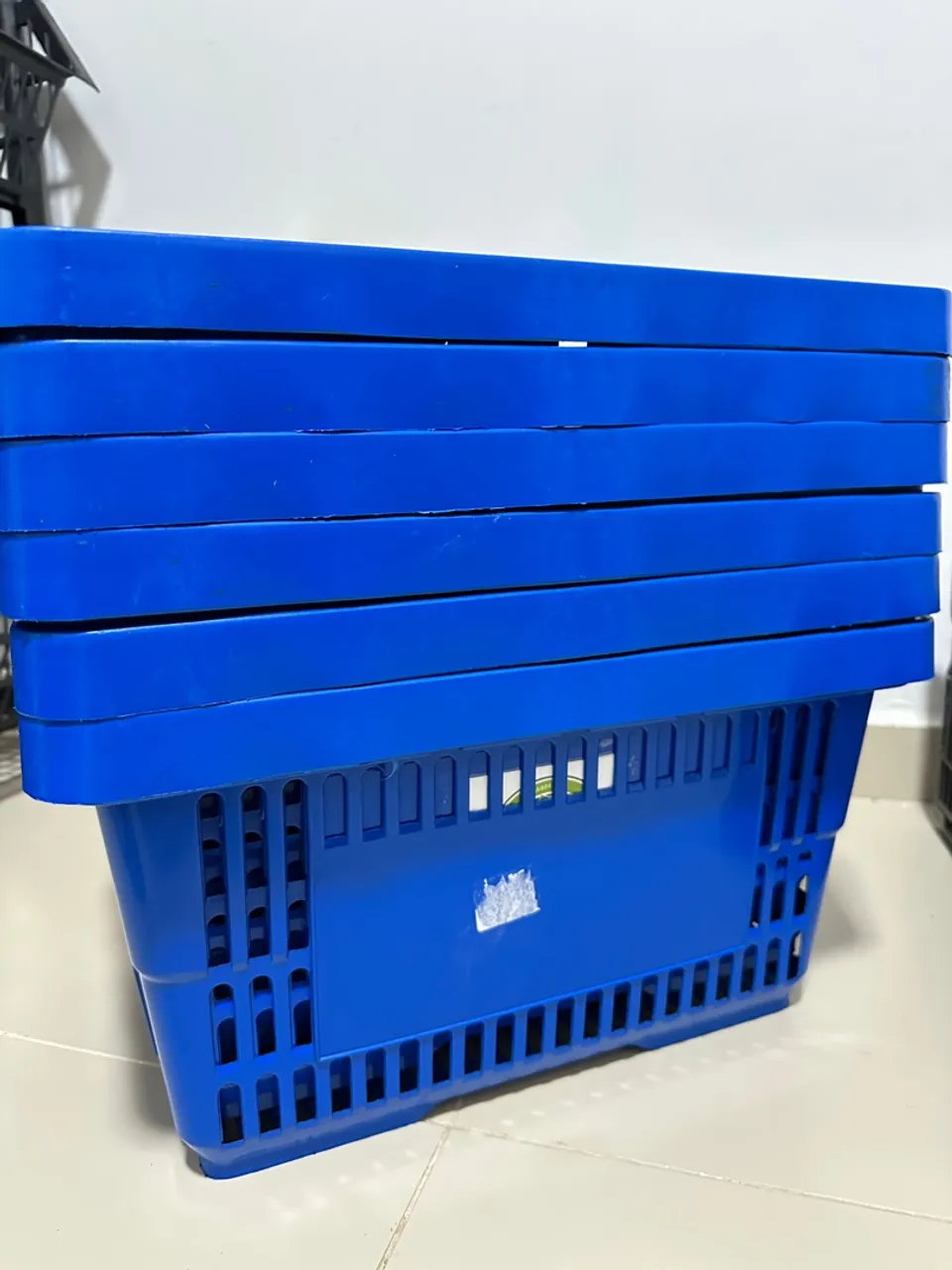 Cestas de compras azuis empilháveis
