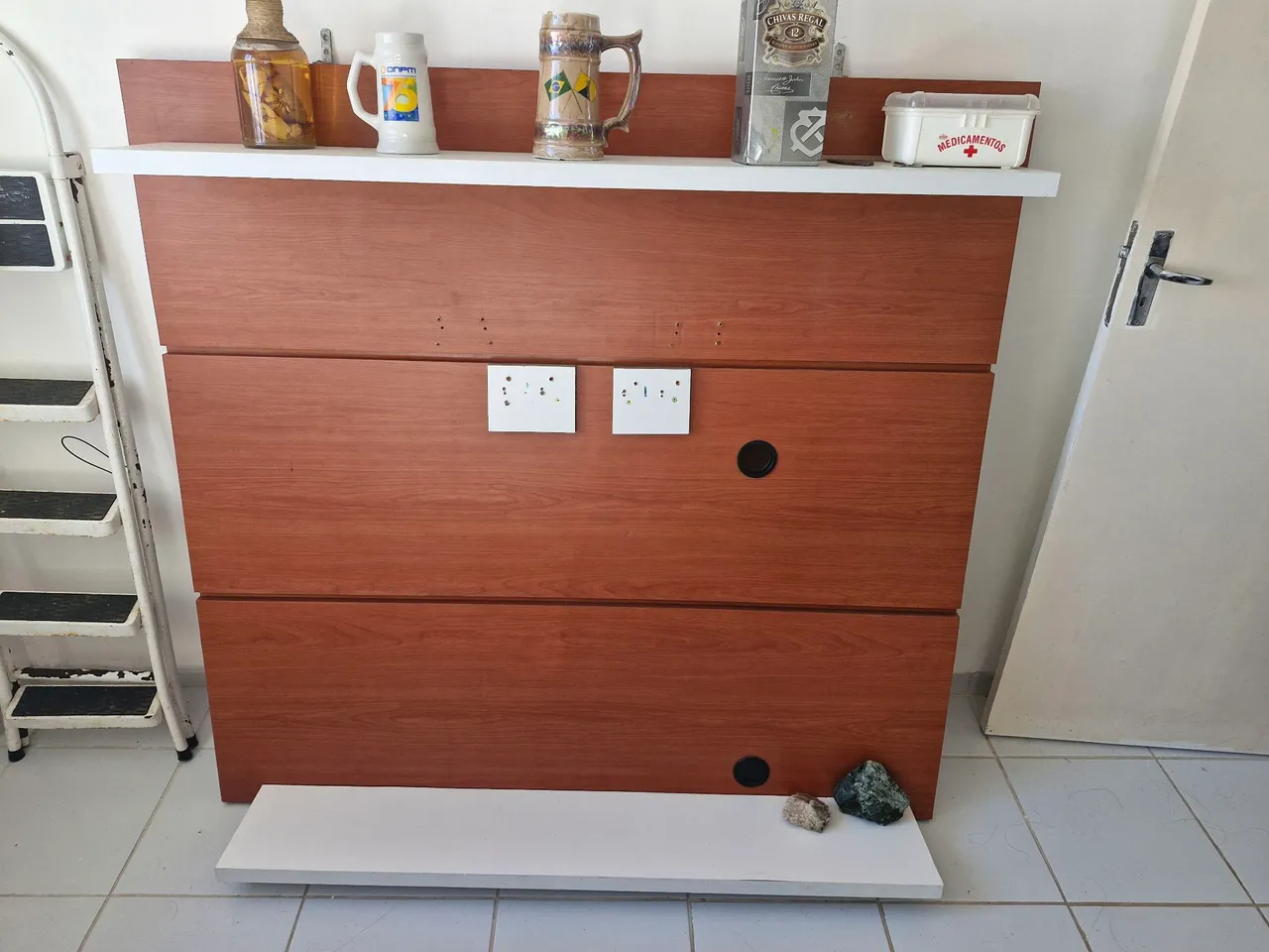 Painel para TV com prateleiras e tomadas