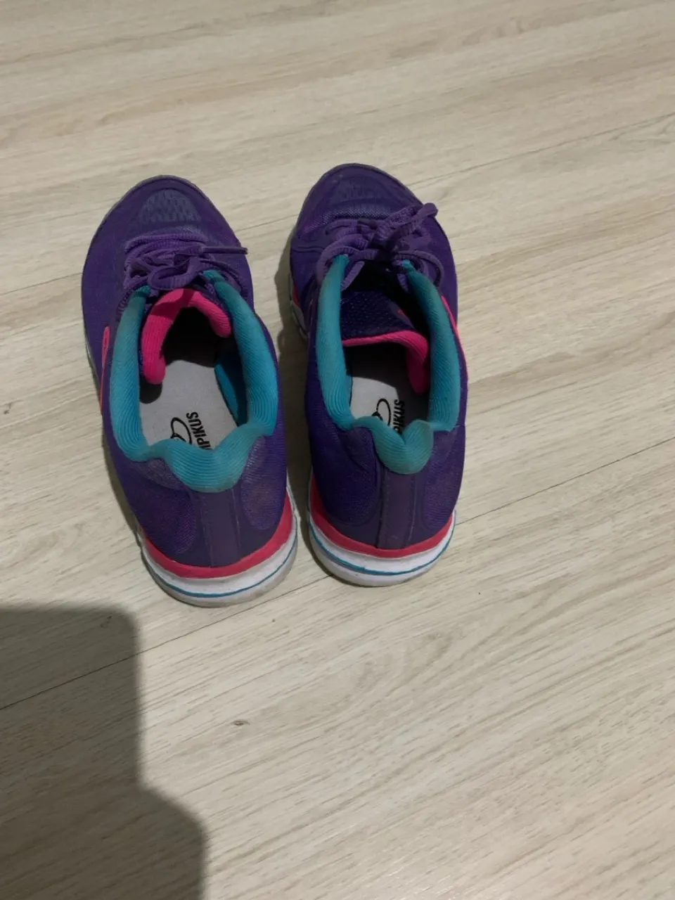 Tênis roxo com detalhes coloridos