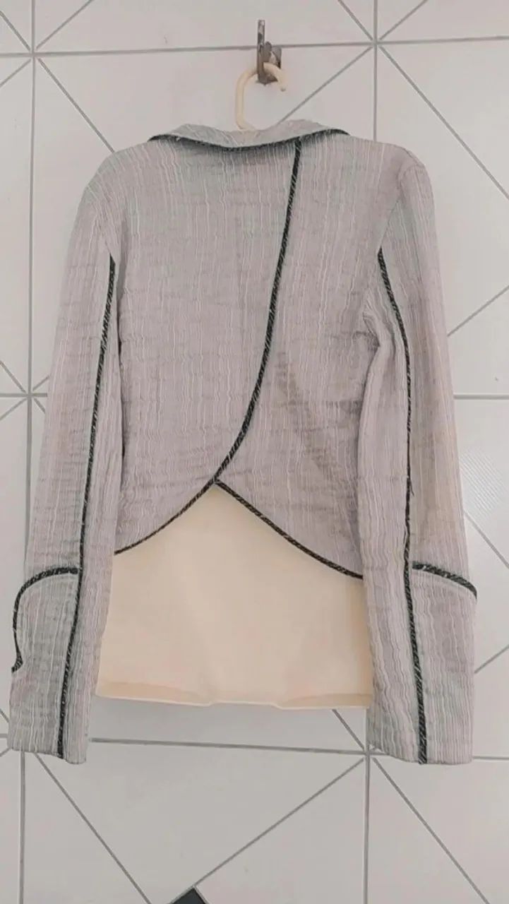 Blazer cinza com detalhes em preto - Foto 2