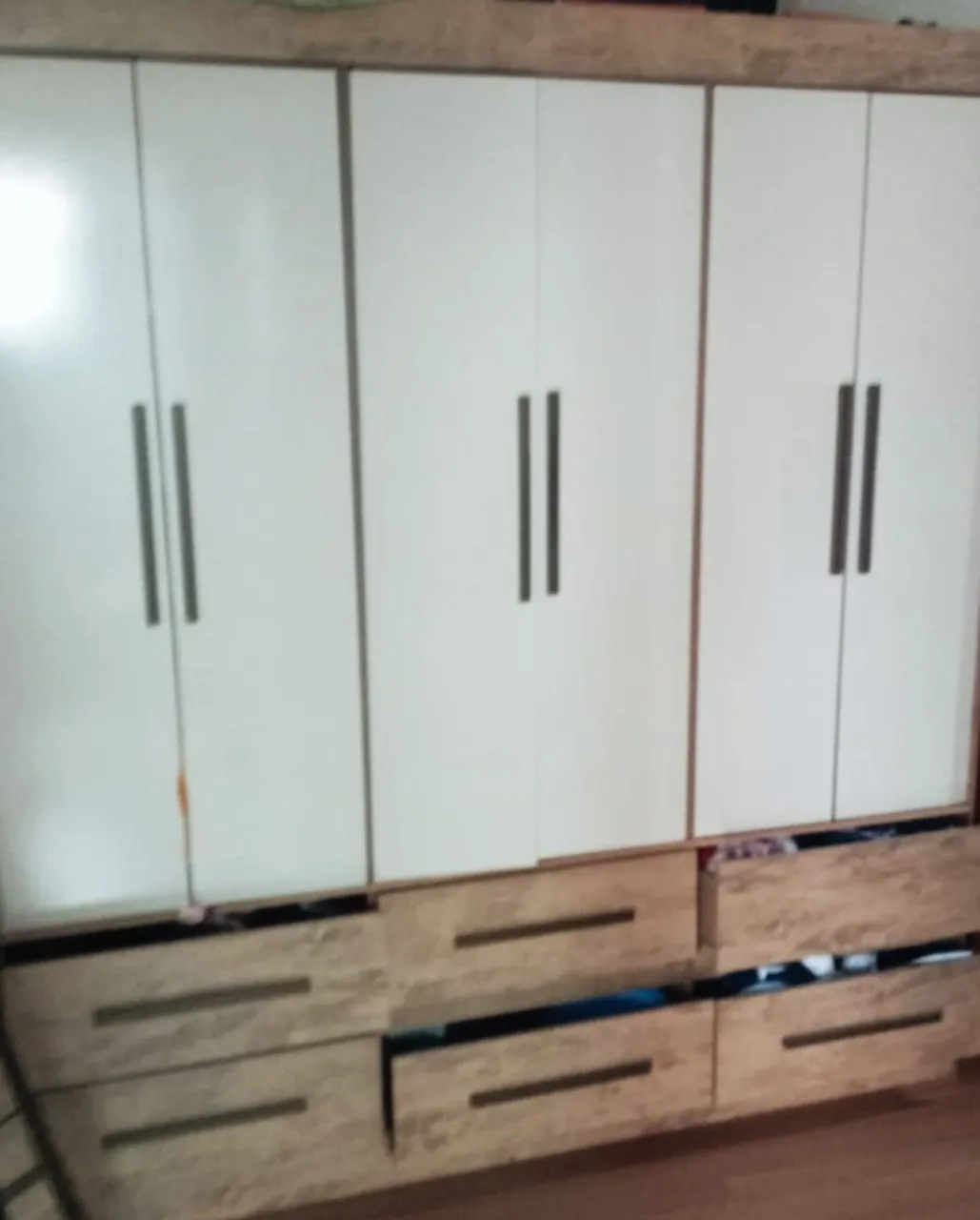 Guarda-Roupa Moderno com Gavetas