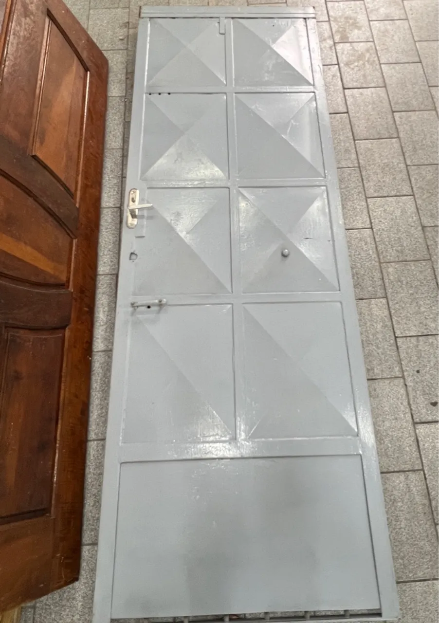 Porta de aço cinza com design geométrico