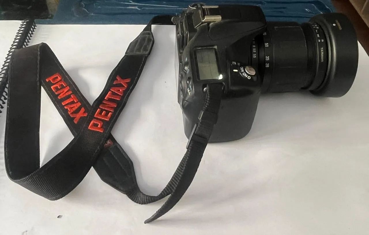 Câmera Pentax K100 D com lente esférica com capuz