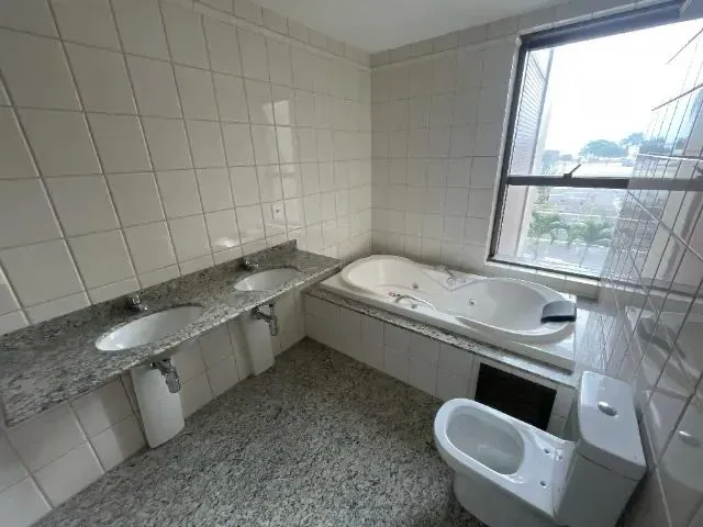 Vendo diversos itens de banheiro e outros