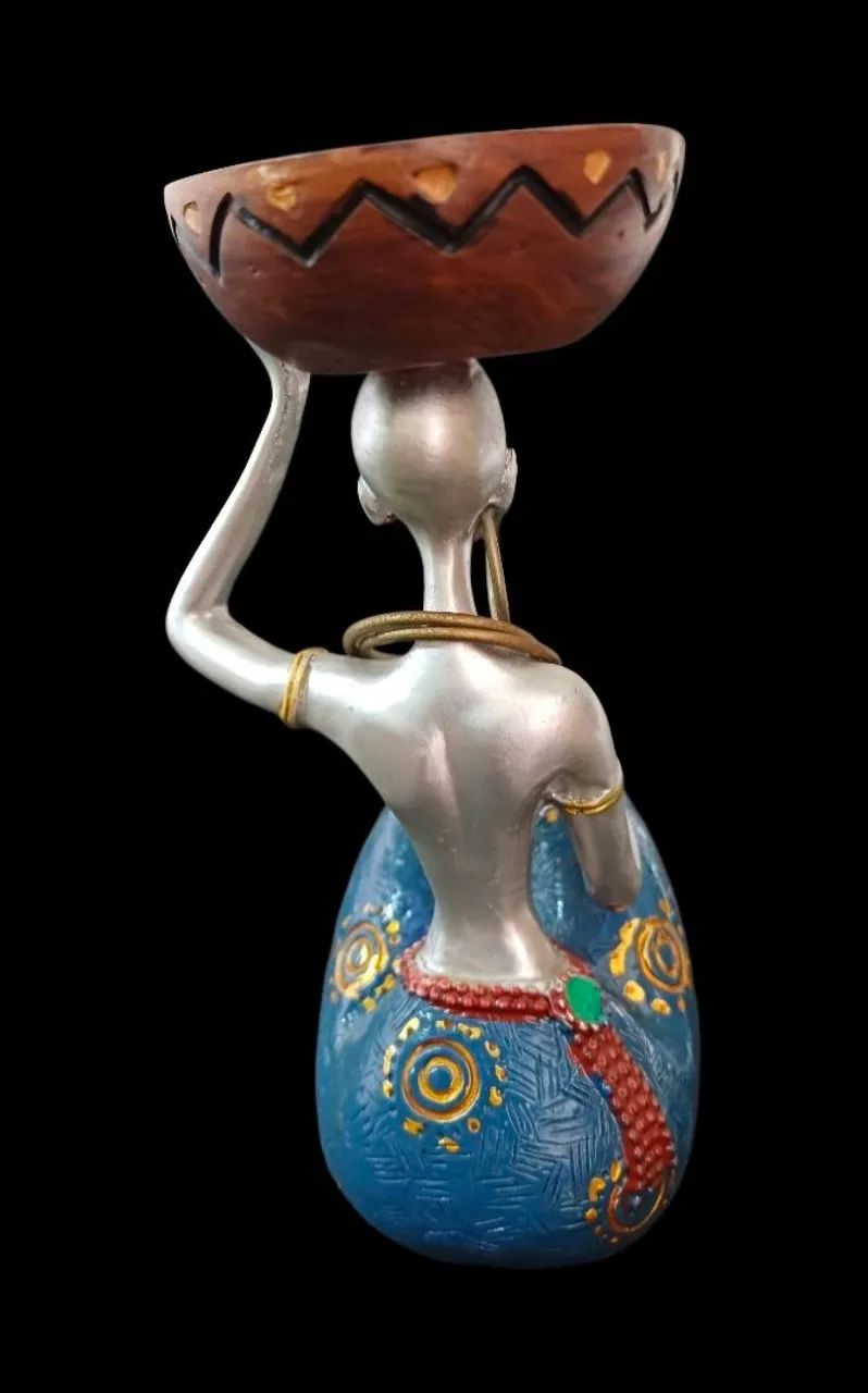 Belíssima estatueta decorativa em resina de mulher africana, peça única.  - Foto 2