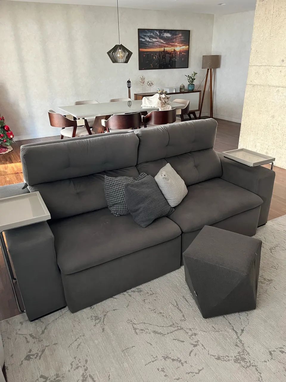 Sofá suede cinza reclinável e retrátil 2,30 m + puff