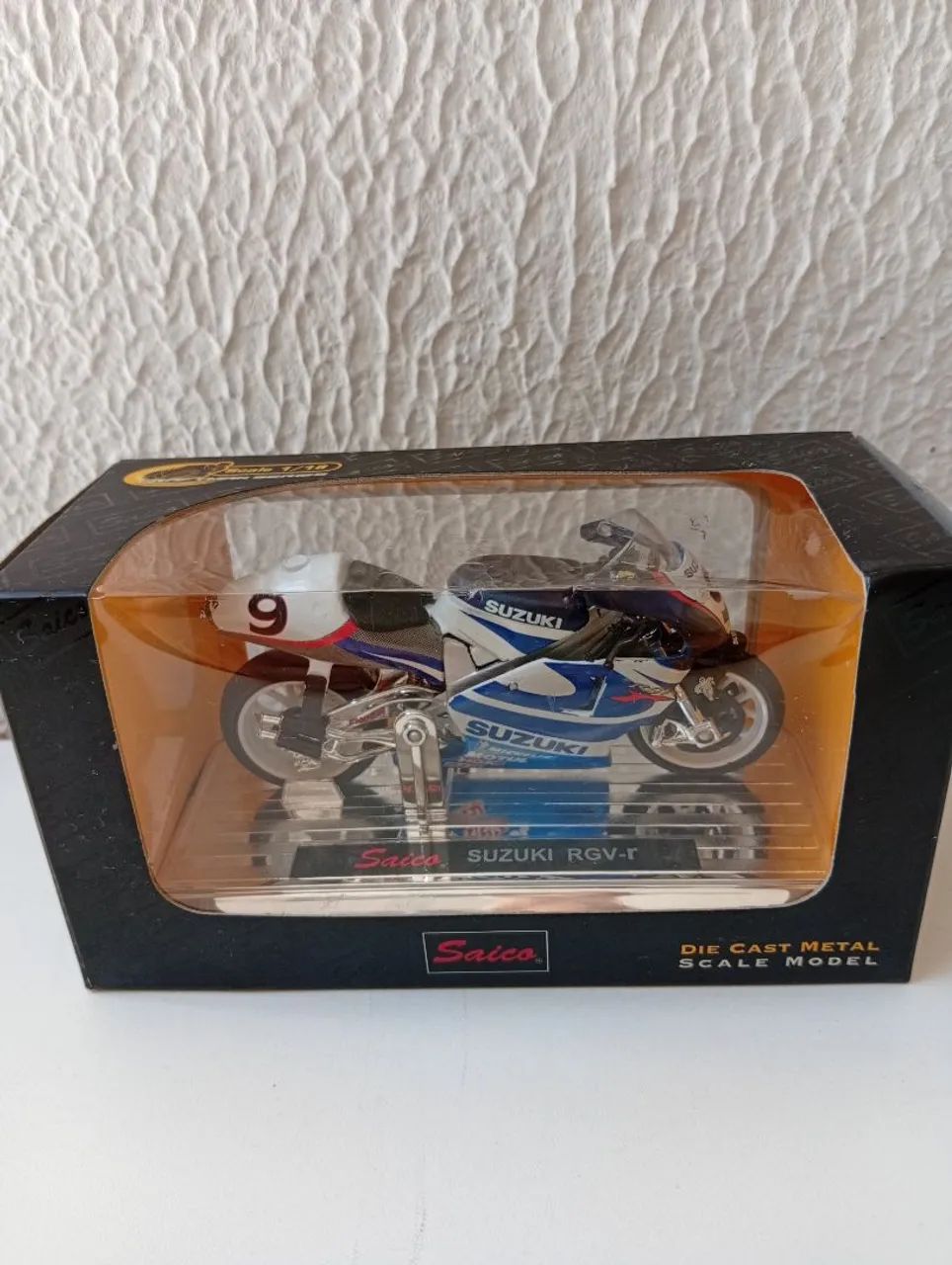 Miniatura Suzuki RGV 500 RGV-R 9 Saico 1:18 MotoGP 2 Tempos Na