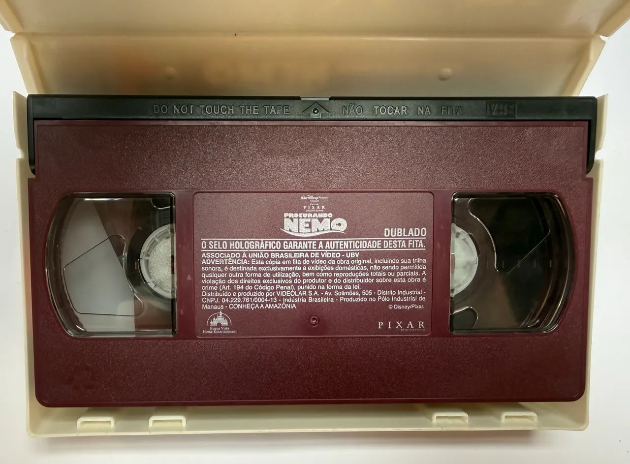 2 VHS Disney - Procurando Nemo + A Espada Era a Lei - Foto 3