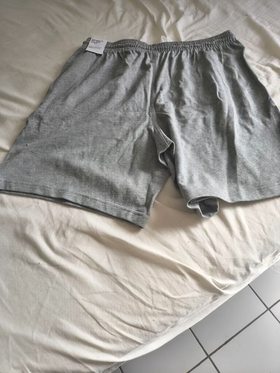 Bermuda Nike tamanho G cor cinza 