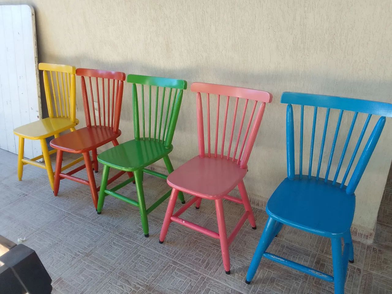 Cadeiras em madeira pintada,  estilo country.Usadas