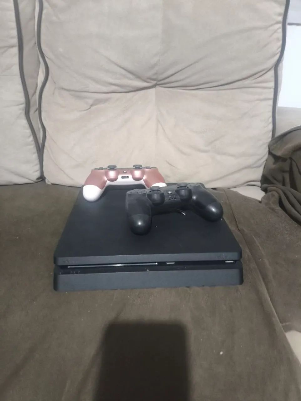 Vendo Ps4 2 controles e jogos 