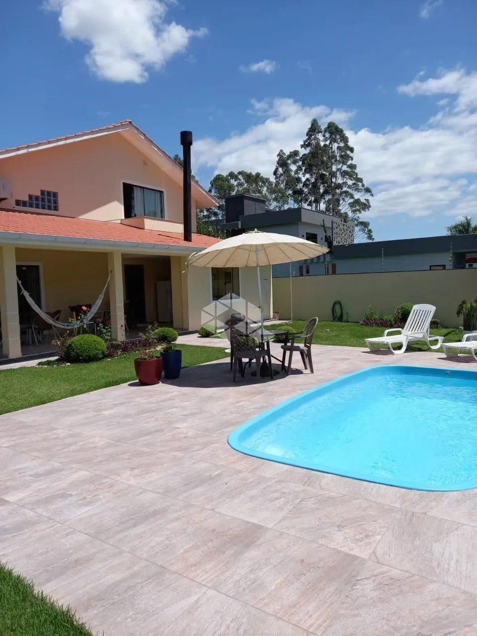 CASA À VENDA COM PISCINA, 3 SUÍTES E VISTA PRIVILEGIADA
