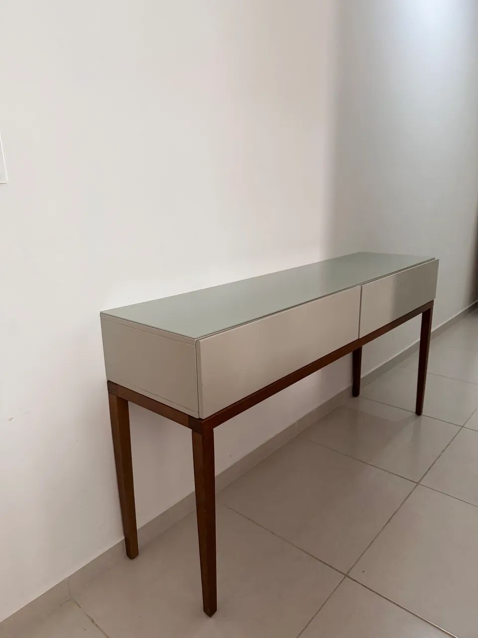 Aparador de sala com tampo de vidro e duas gavetas - Foto 3