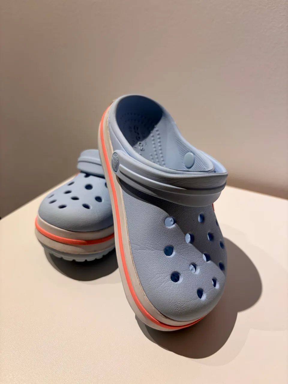 Crocs azul bebê com rosa (tamanho C9) - Foto 4