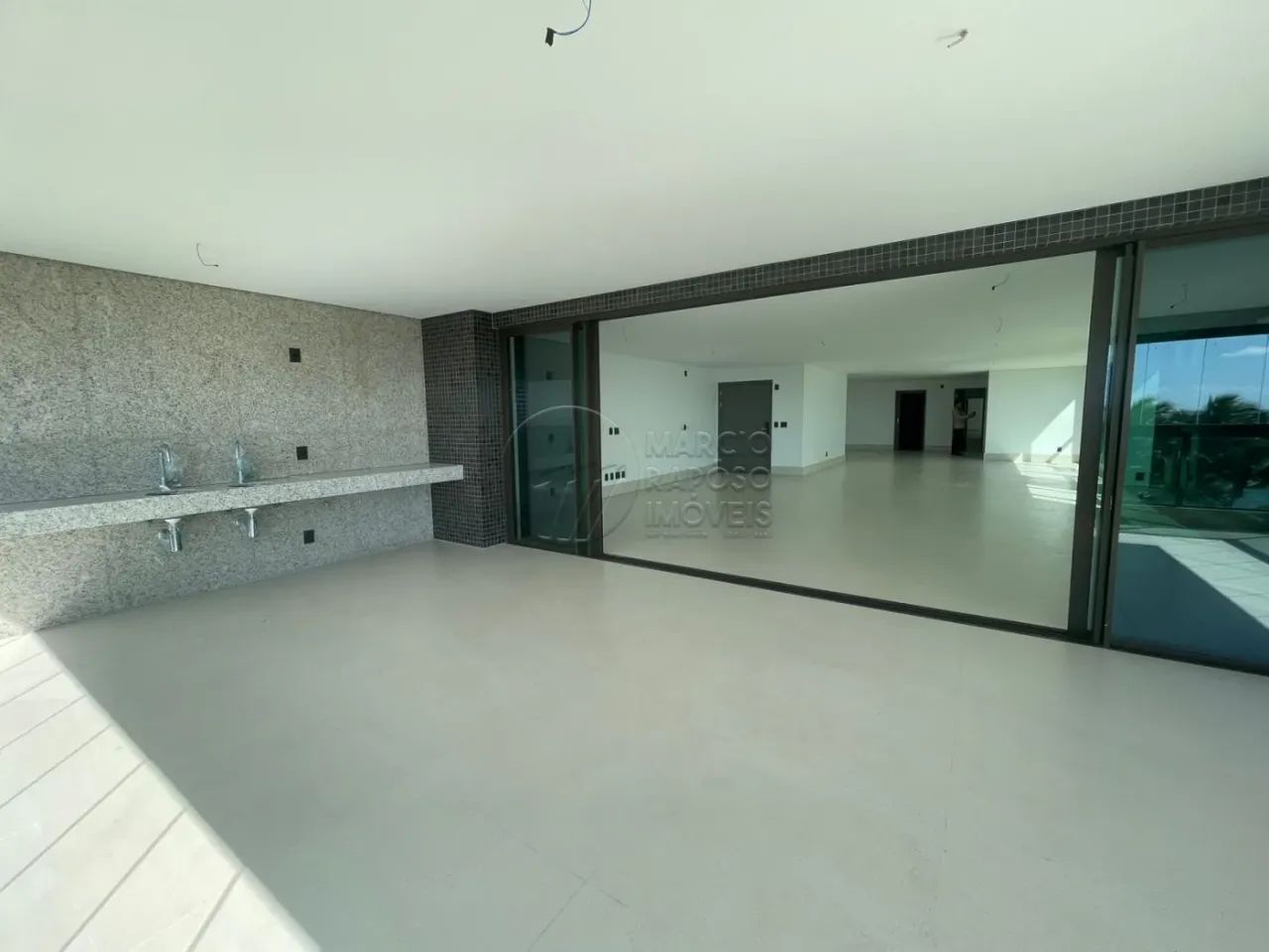 Apartamento Nascente à Beira-Mar com 4 Suítes e Varanda à em Maceió - Foto 5