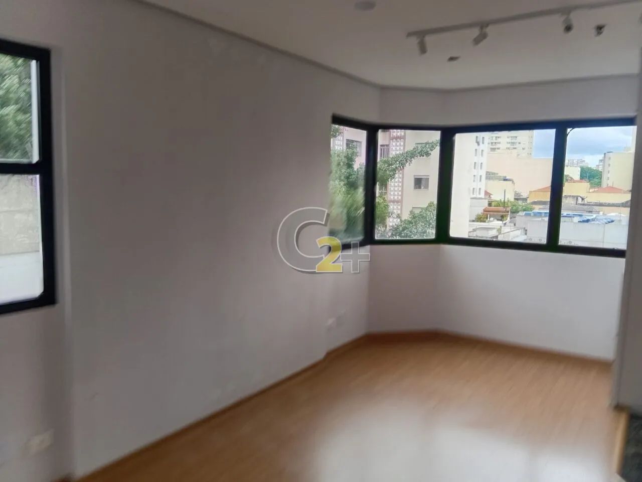 Sala comercial 37mts com 1 sala, banheiro, 1 vaga, elevador
