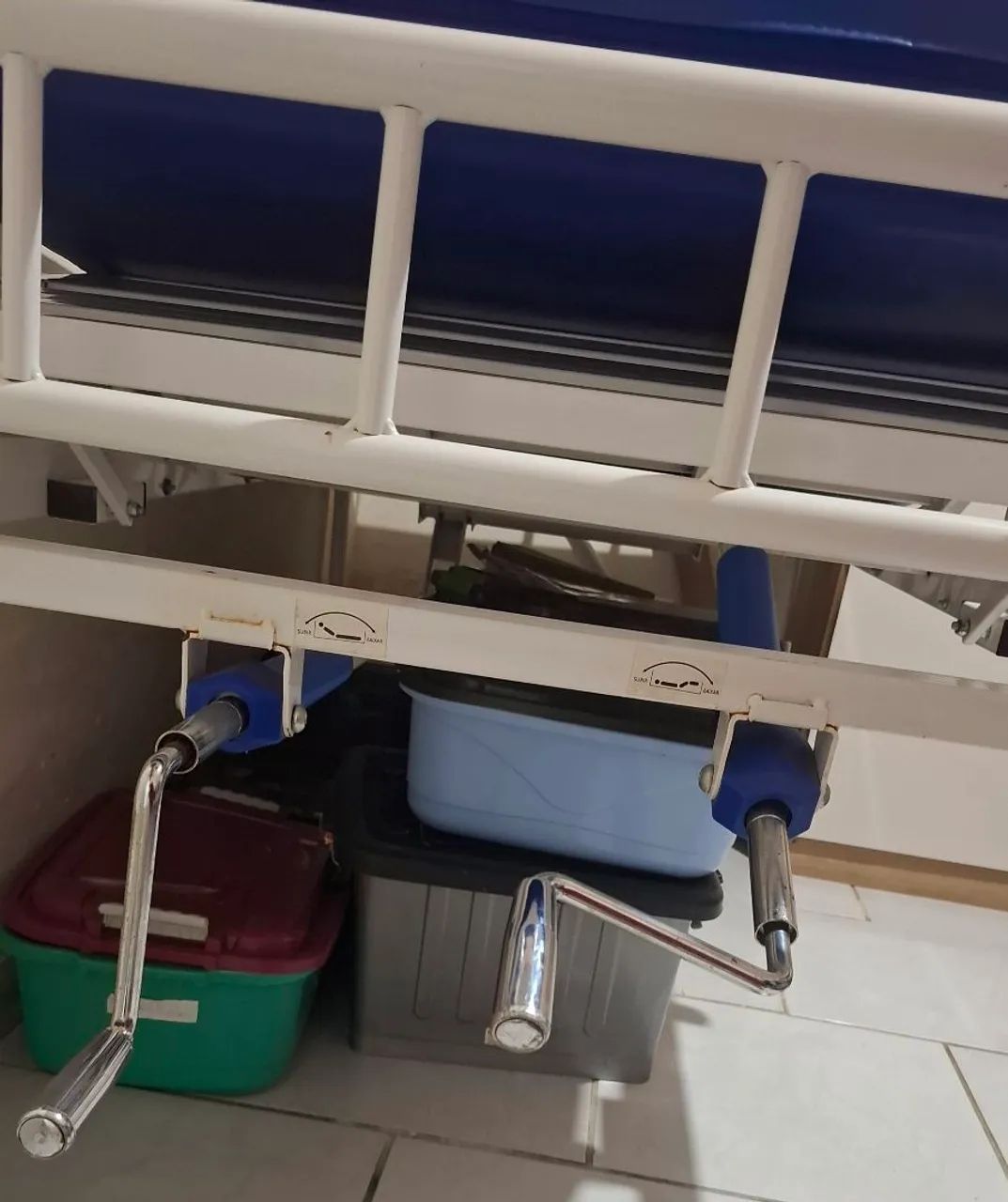 Cama Hospitalar Articulada em Aço + Colchão Casca de Ovo (Com Grades e Rodinhas) - Foto 2
