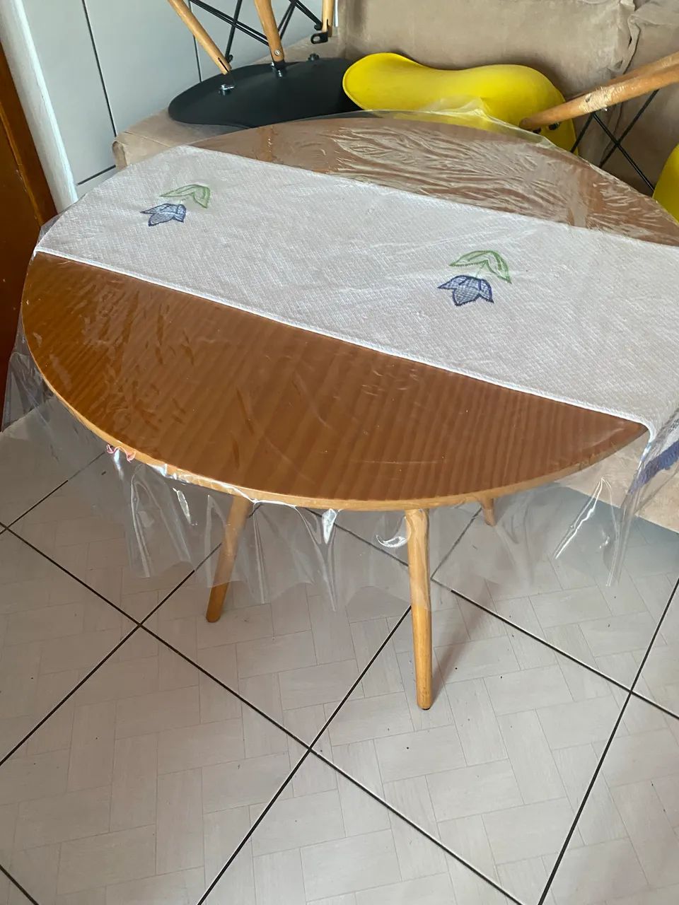 Cama king e mesa com 4 cadeiras  - Foto 5