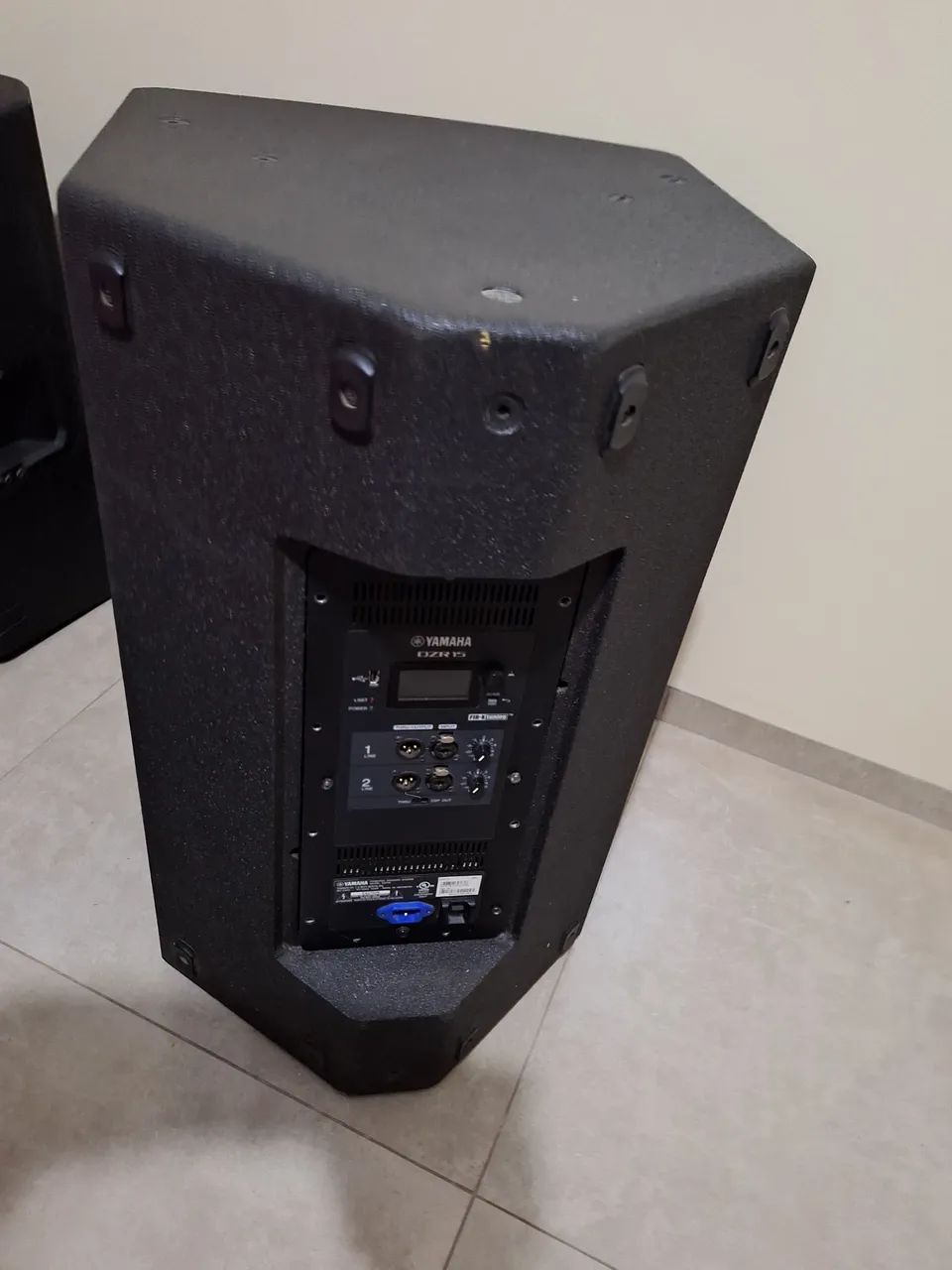 Caixa ativa Yamaha dzr15.  O driver não é o original.   - Foto 4