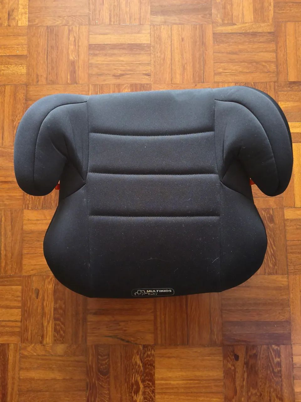 Assento elevatório para criança no carro