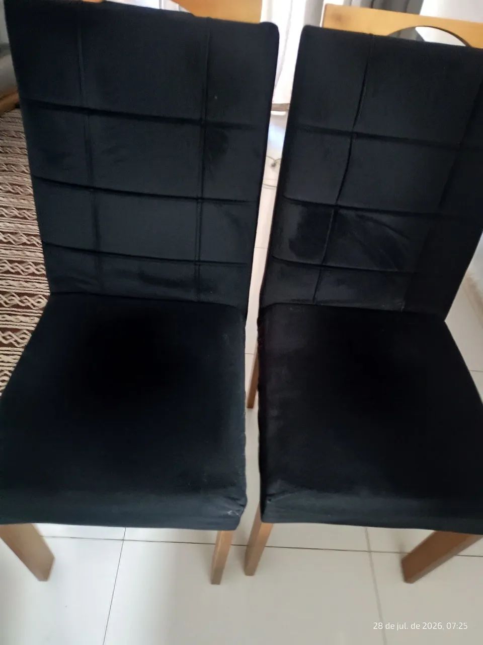 4 cadeiras pretas em MDF, veludo