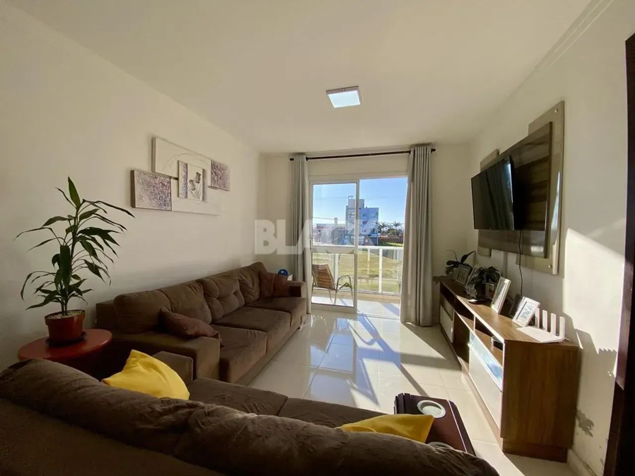 Apartamento 3 dormitórios com sacada no Passo de Torres/SC - Foto 2
