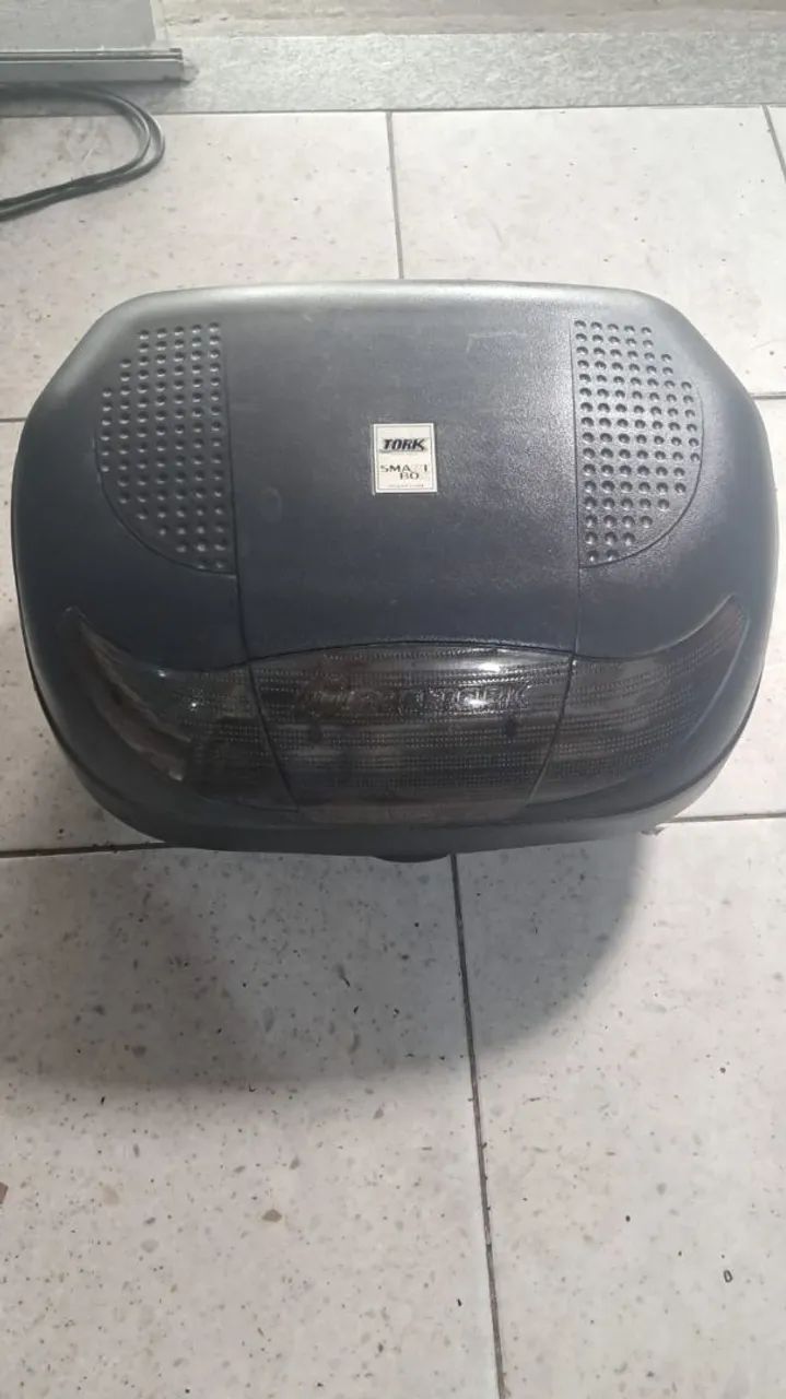 ? Baú Tork Smart Box 48L, preto. Espaçoso, ideal para capacete e objetos!