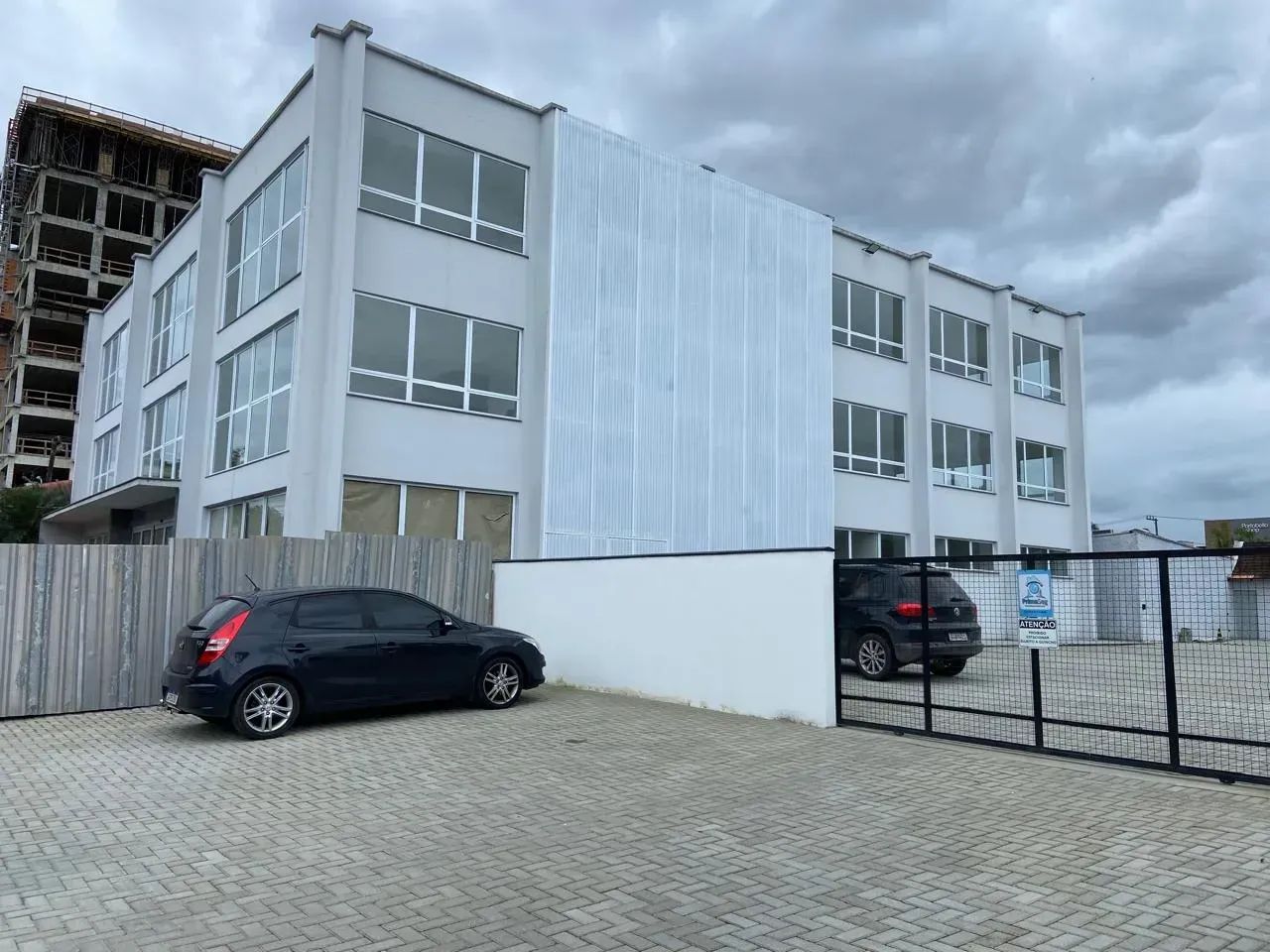Sala com 500m2 para locação no Bairro América.
