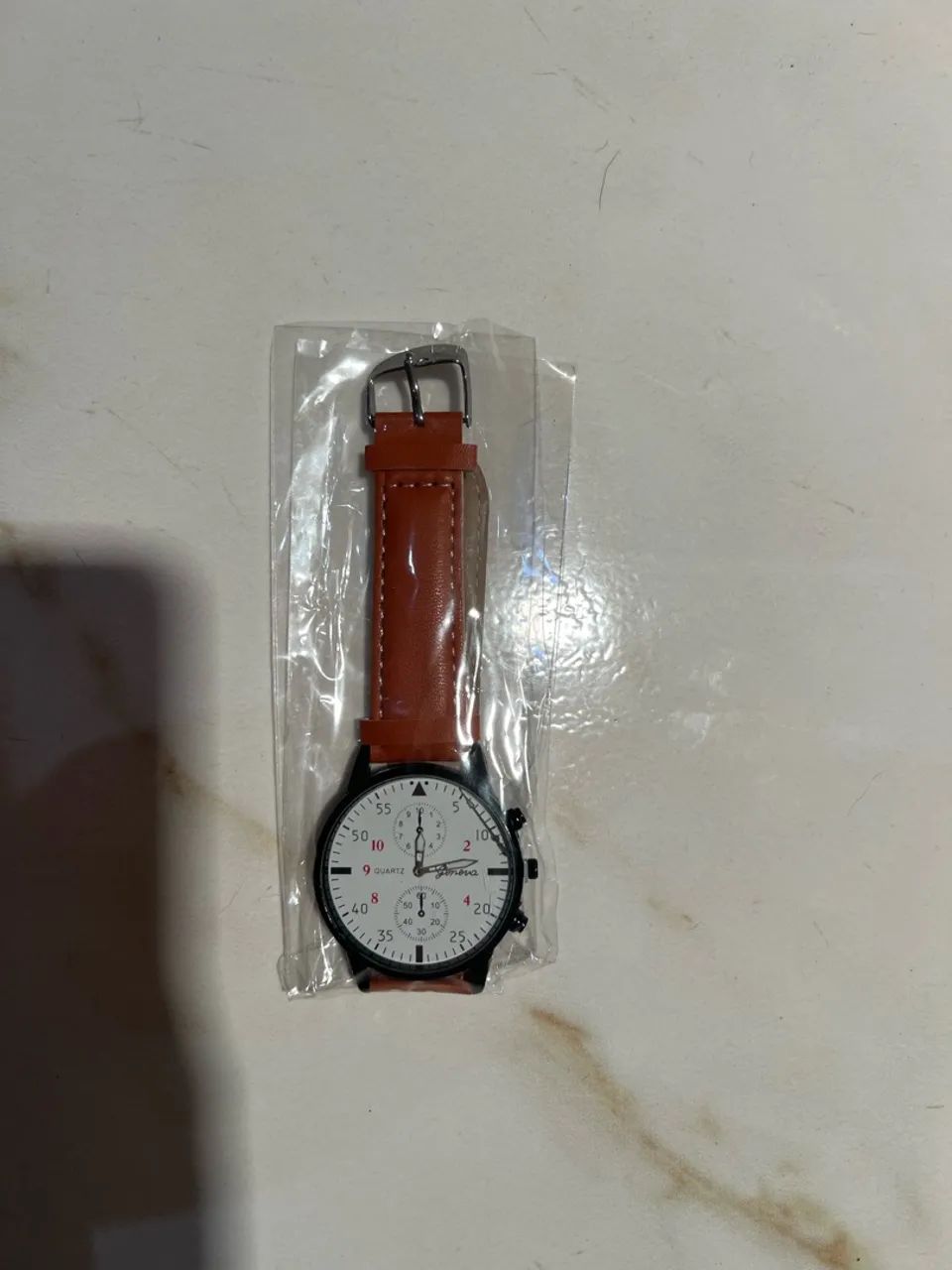 RELÓGIO COM PULSEIRA DE COURO NOVO