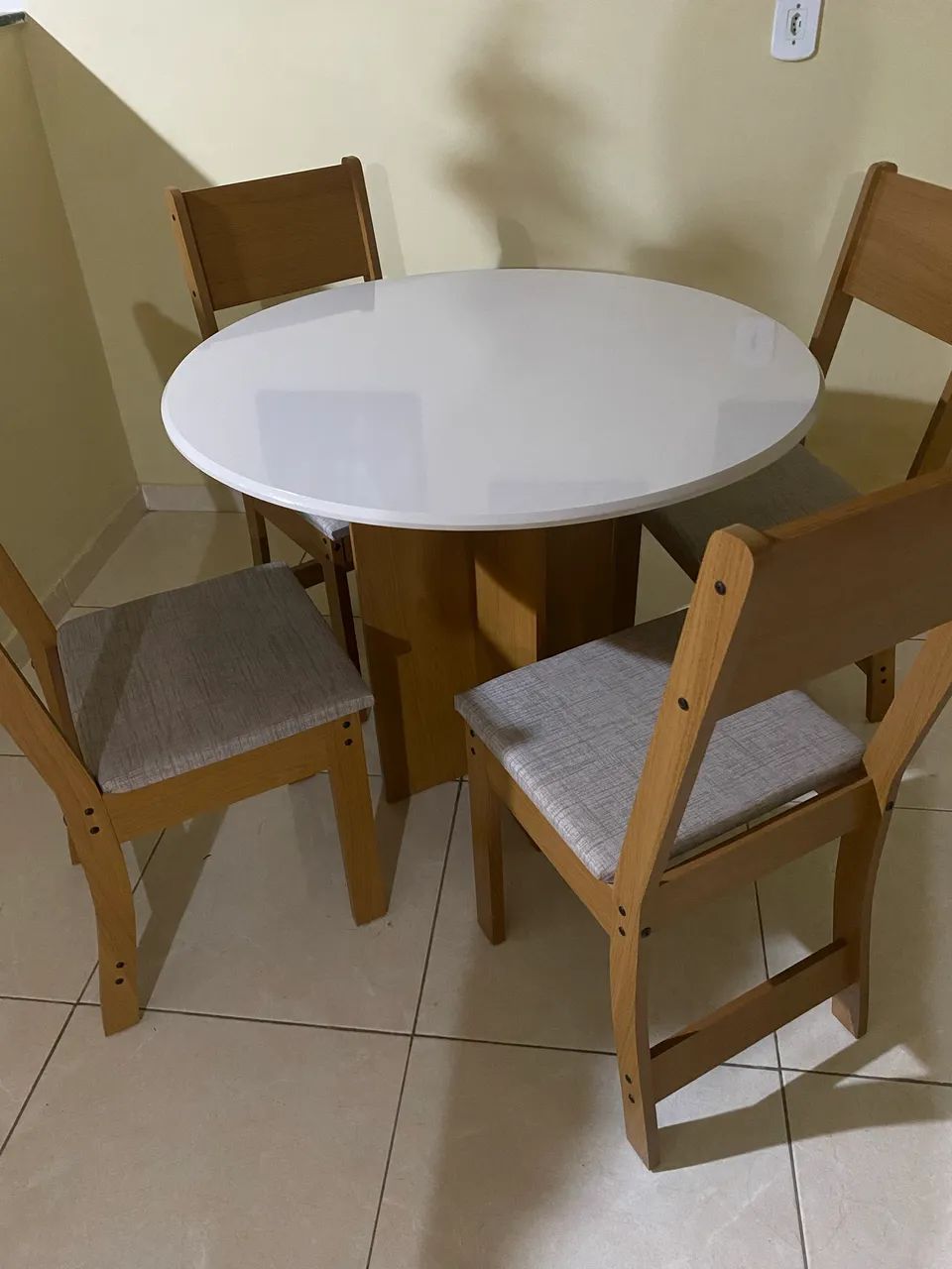 Selling a new dining table set64985887770370123