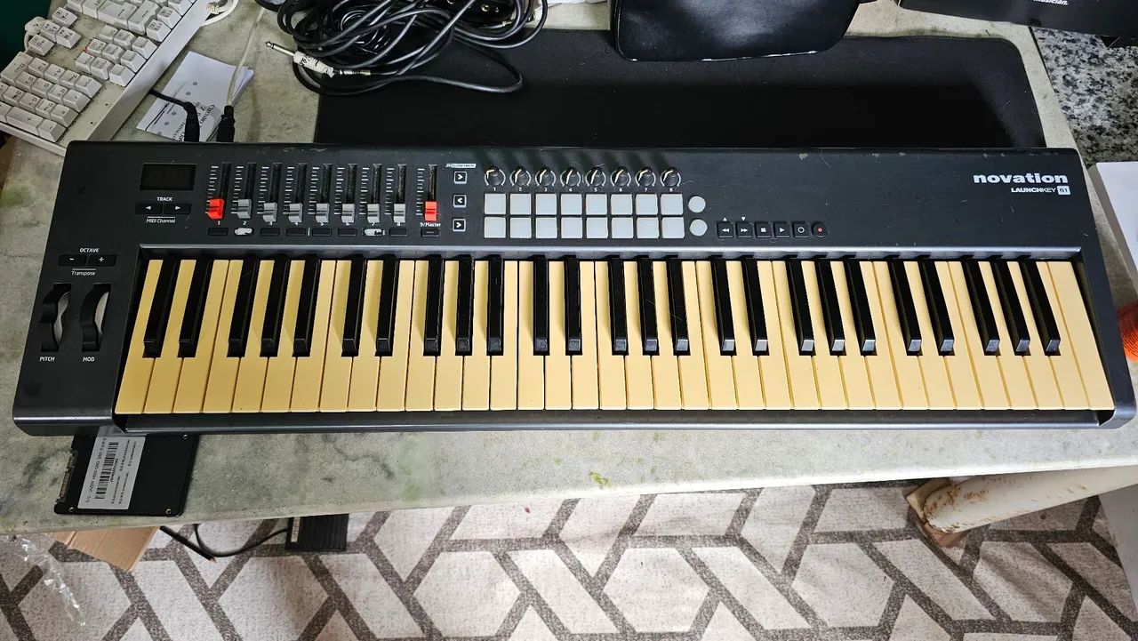 Controlador Novation Launchkey 61