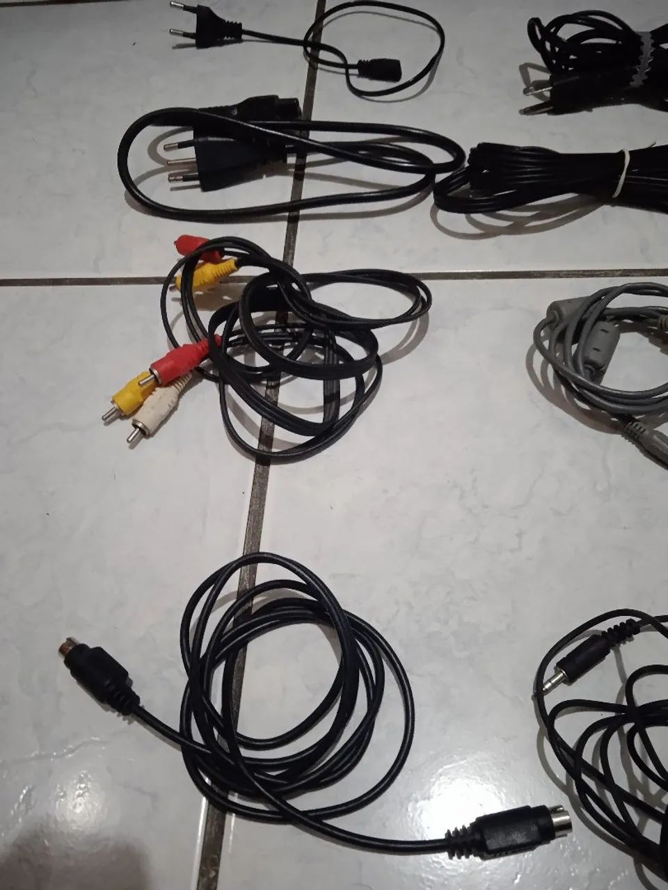  Vários cabos para conexão de aparelhos eletronicos - Foto 2